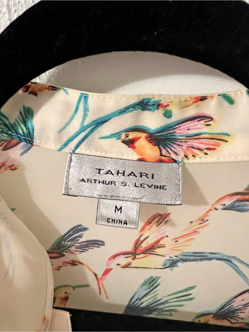 Tahari Cream Colored Hummingbird Print Ruffle Blouse - Size M - Picture 5 of 5